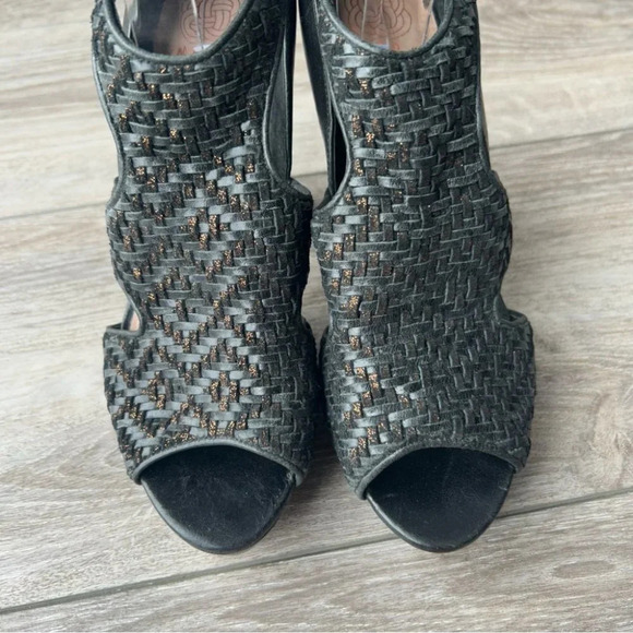 Elliot Lucca Bernadette Woven Leather T-Strap  Heels Size 9 - Picture 4 of 16